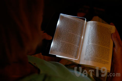 LightWedge только проливает свет на страницы книги, которую вы читаете