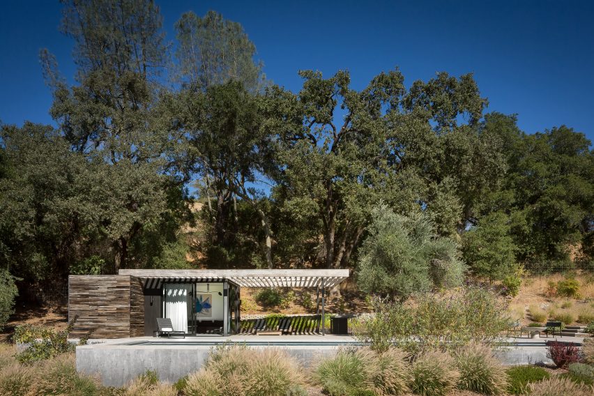 Американская студия Ro Rockett Design добавила выветренную древесину   дом с бассейном   на отступление на вершине холма в   Калифорния   Округ Сонома, для жителей, чтобы насладиться виноградниками и прибрежными видами во время отдыха